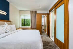 Luxe beddengoed, donzen dekbedden, pillowtop-bedden, een bureau
