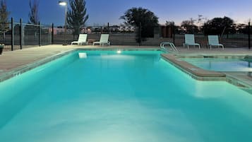 AuĂenpool, geöffnet von 10:00 Uhr bis 22:00 Uhr, LiegestĂŒhle