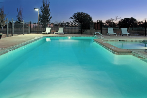Outdoor pool, open 10:00 AM to 10:00 PM, sun loungers - Candlewood Suites Roswell New Mexico by IHG (Roswell)