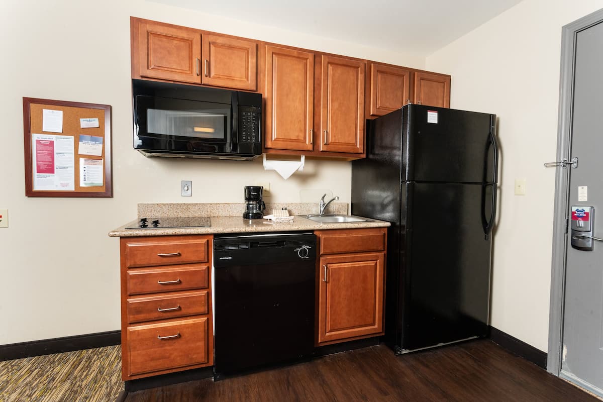 fridge, microwave, stovetop, dishwasher