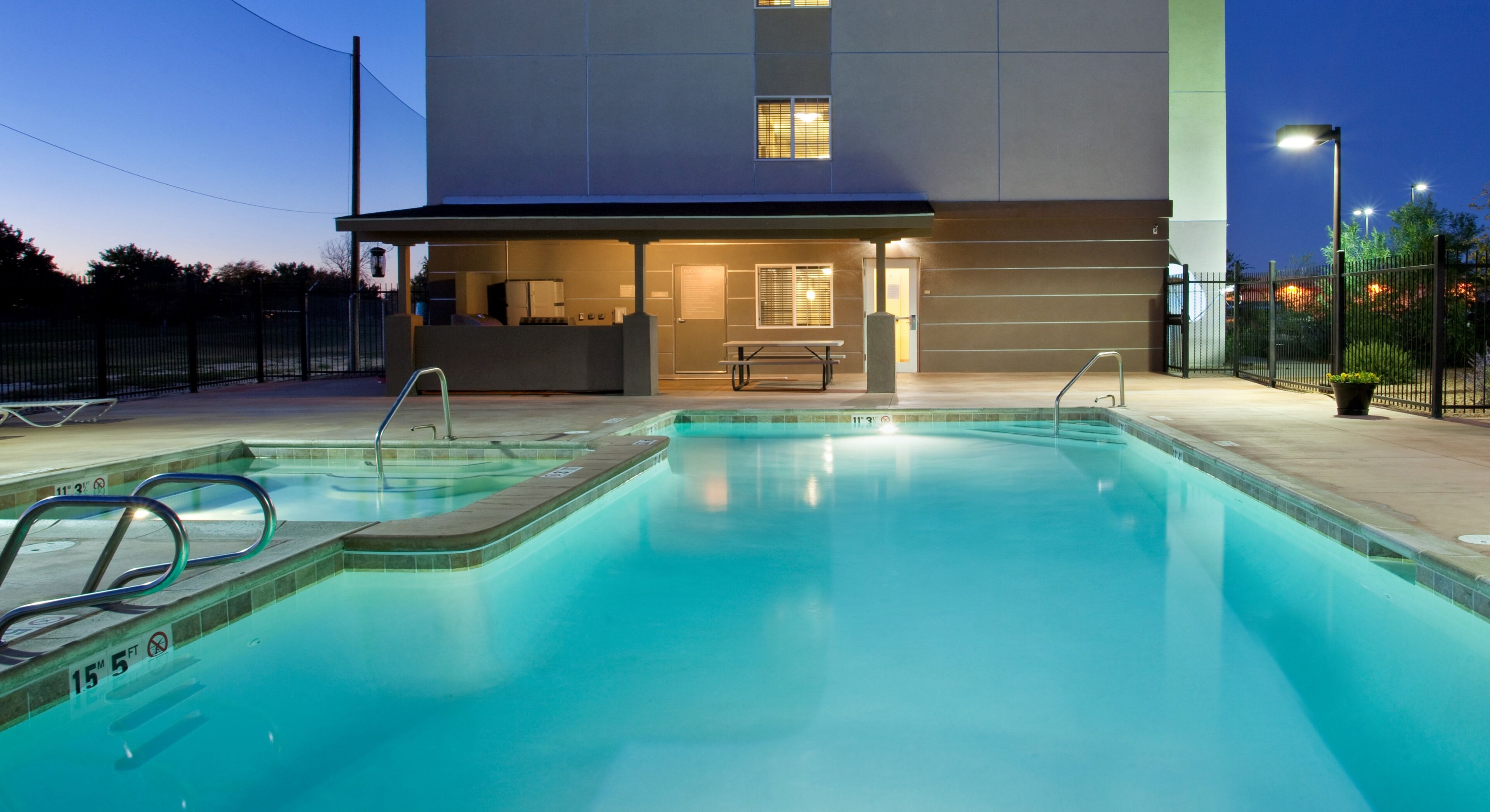 outdoor pool, open 10:00 am to 10:00 pm, pool loungers