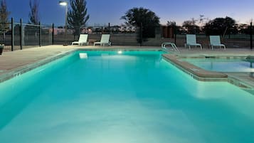 Alberca al aire libre, acceso de 10:00 a 22:00, y camastros