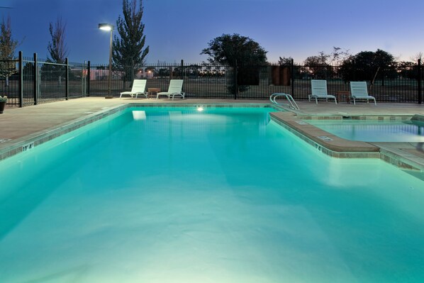 Piscine extérieure, chaises longues