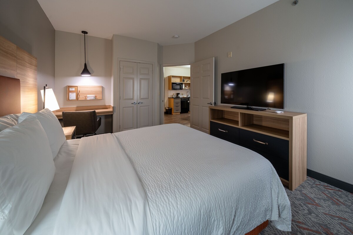 Suite, 1 soverom | Safe på rommet, skrivebord, strykejern/-brett og barnesenger