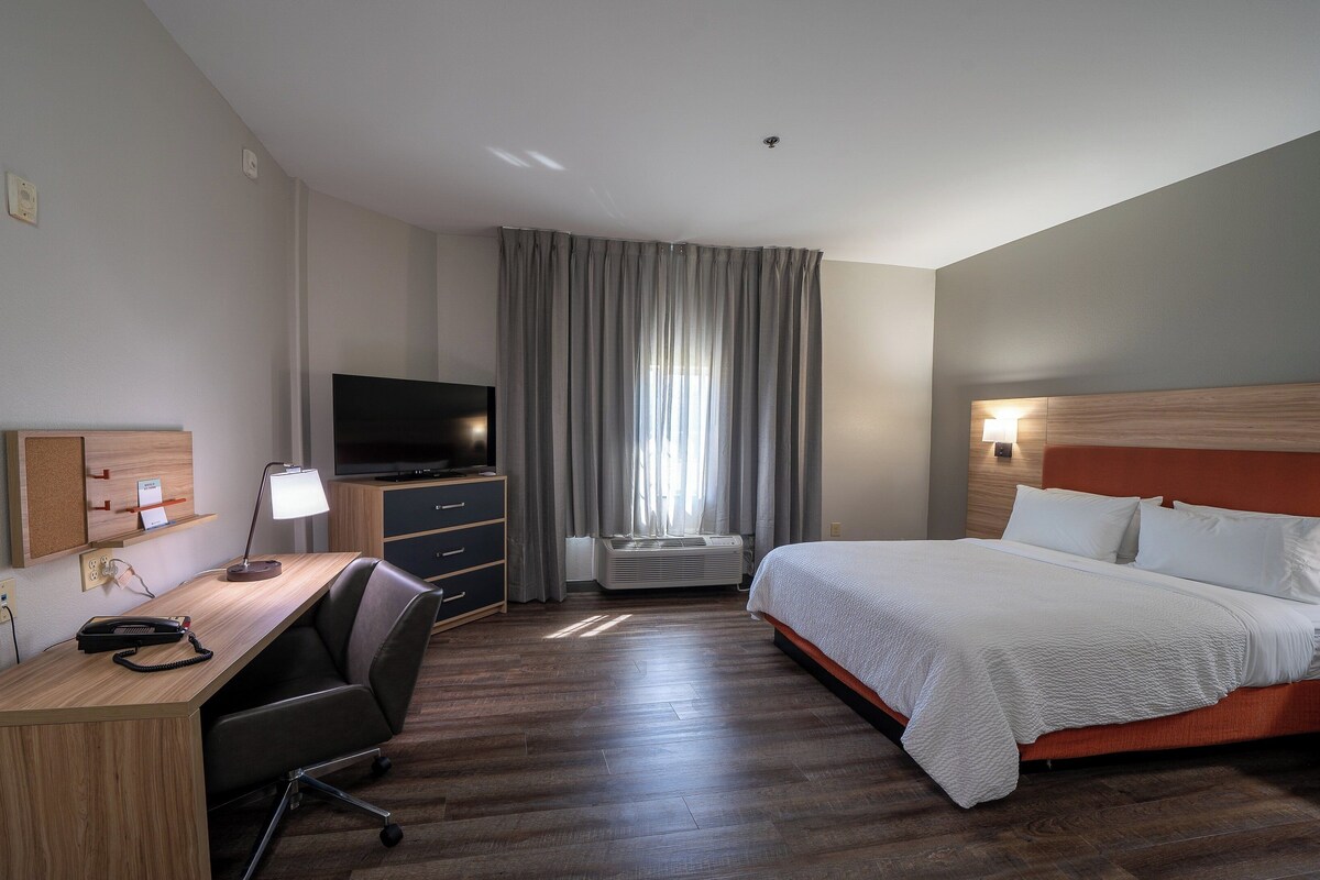 Studiosuite, 1 queensize-seng | Safe på rommet, skrivebord, strykejern/-brett og barnesenger