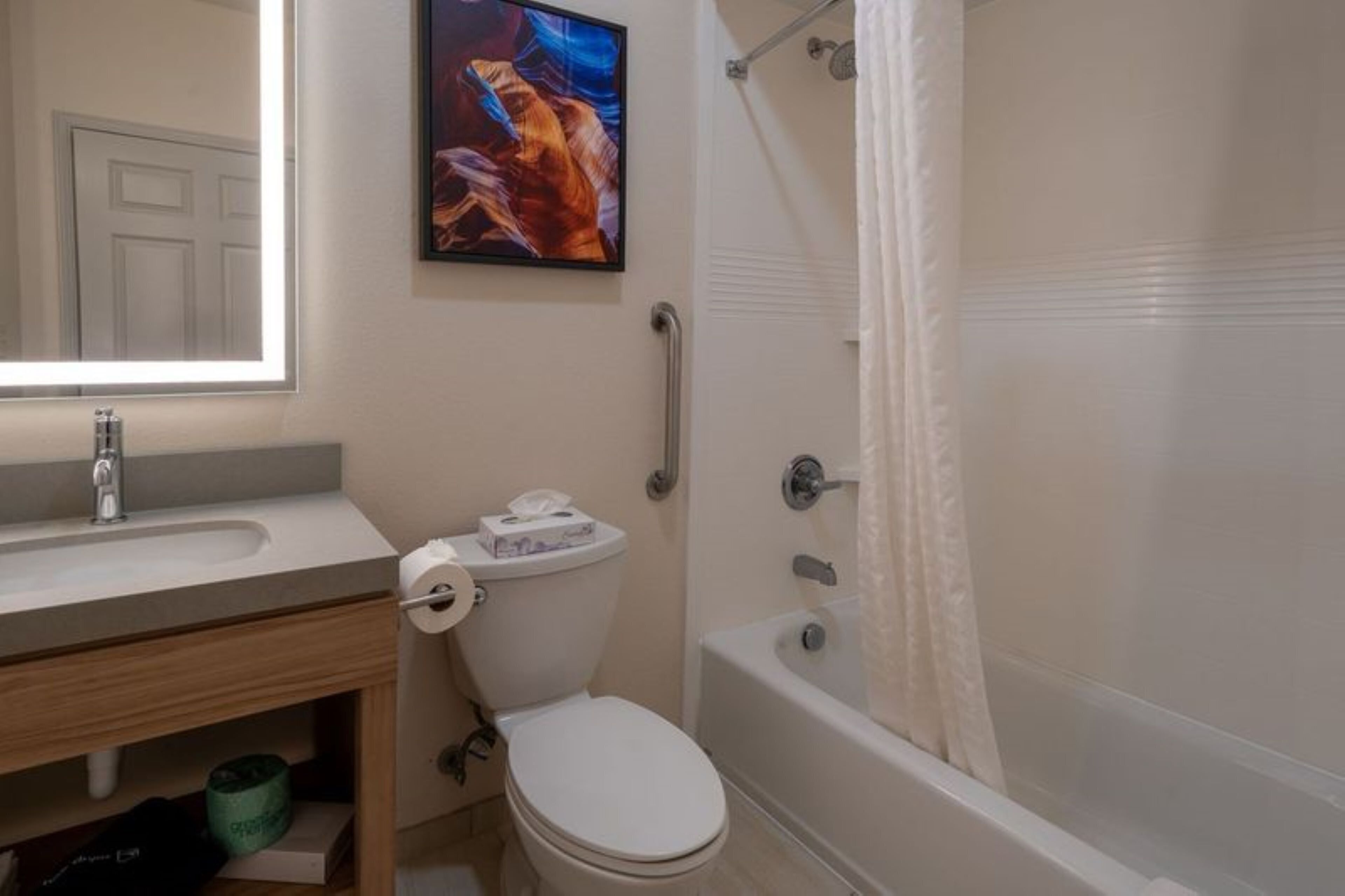 suite, 1 bedroom, non smoking | bathroom | combined shower/bathtub, hair dryer, towels