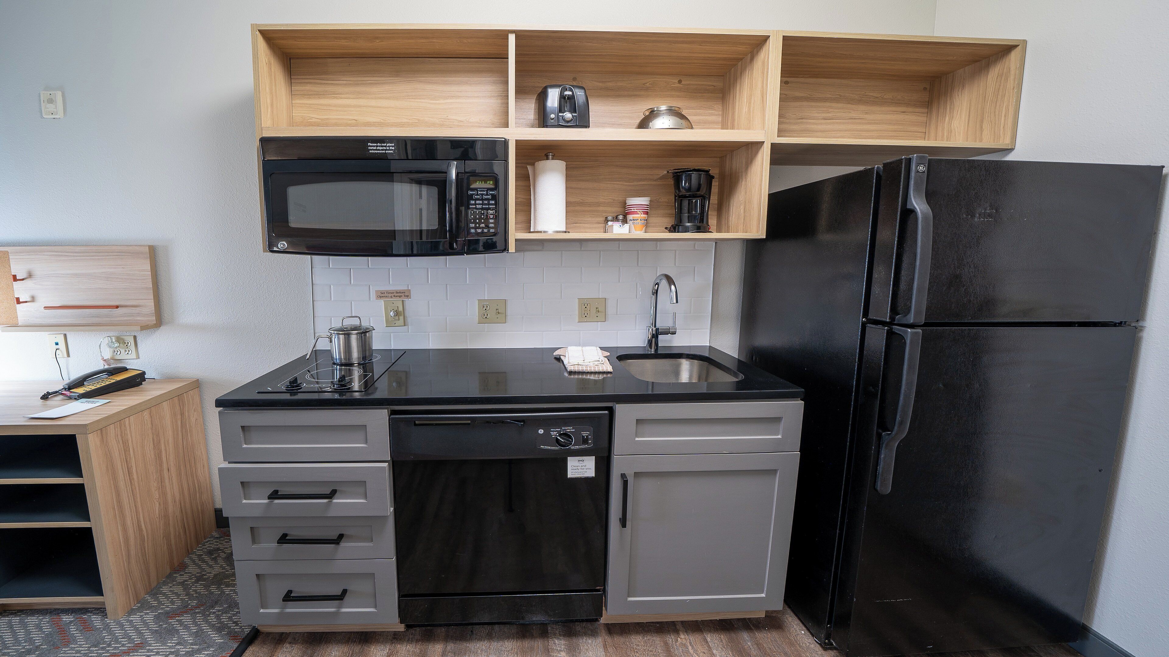 studio suite, 1 queen bed, non smoking | room amenity