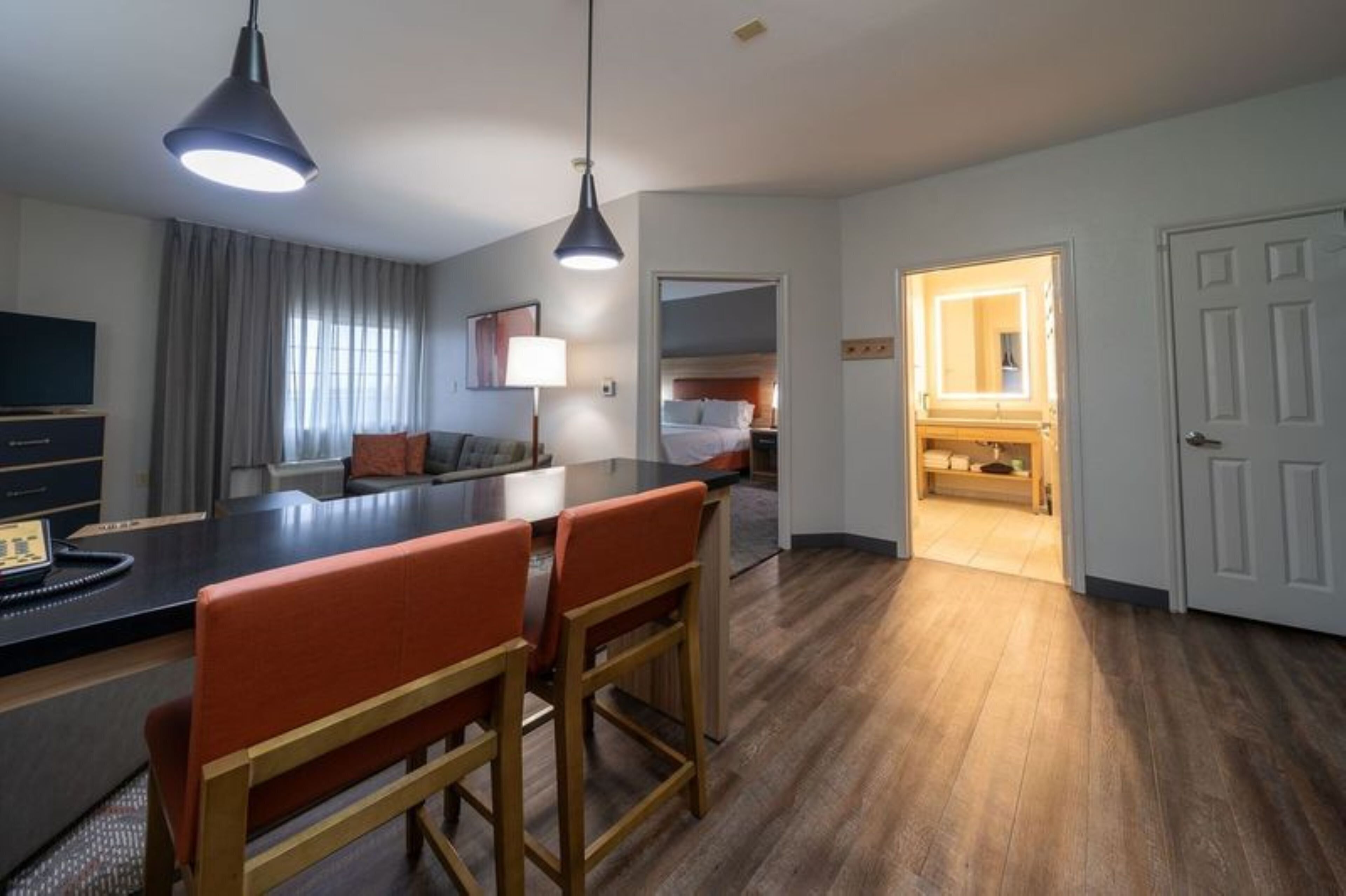 suite, 1 bedroom, non smoking | 1 bedroom, in-room safe, individually decorated, individually furnished