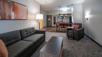 Suíte, 1 quarto | Cofres nos quartos, individualmente decorados