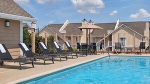Outdoor pool - Sonesta ES Suites Baton Rouge University at Southgate (Baton Rouge)