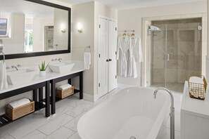 Signature Guestroom | Baño | Tina con regadera, amenidades de baño de diseñador, secadora de cabello 
