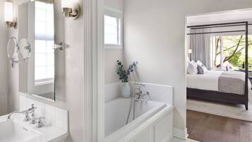 Un baño moderno con una bañera grande, una zona de ducha separada y un lavabo doble.