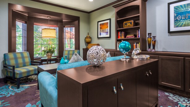 Un salon chaleureux avec un canapé, une table basse, un globe décoratif et une bibliothèque.
