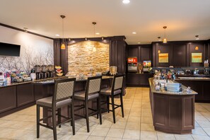 Café da manhã com buffet grátis todos os dias