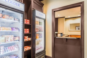 Eine Hotte Lobby mit einem Kühlbereich für Snacks, Getränke und Reinigungsmittel.