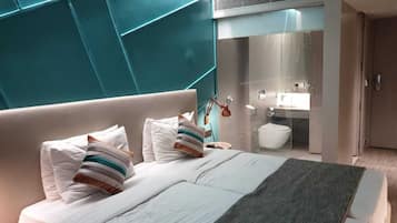 Ropa de cama de alta calidad y caja de seguridad en la habitación