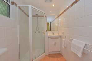 Bathroom - Seascape Holidays - Tropic Sands (Port Douglas)