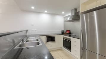 Full-sized fridge, microwave, stovetop, dishwasher