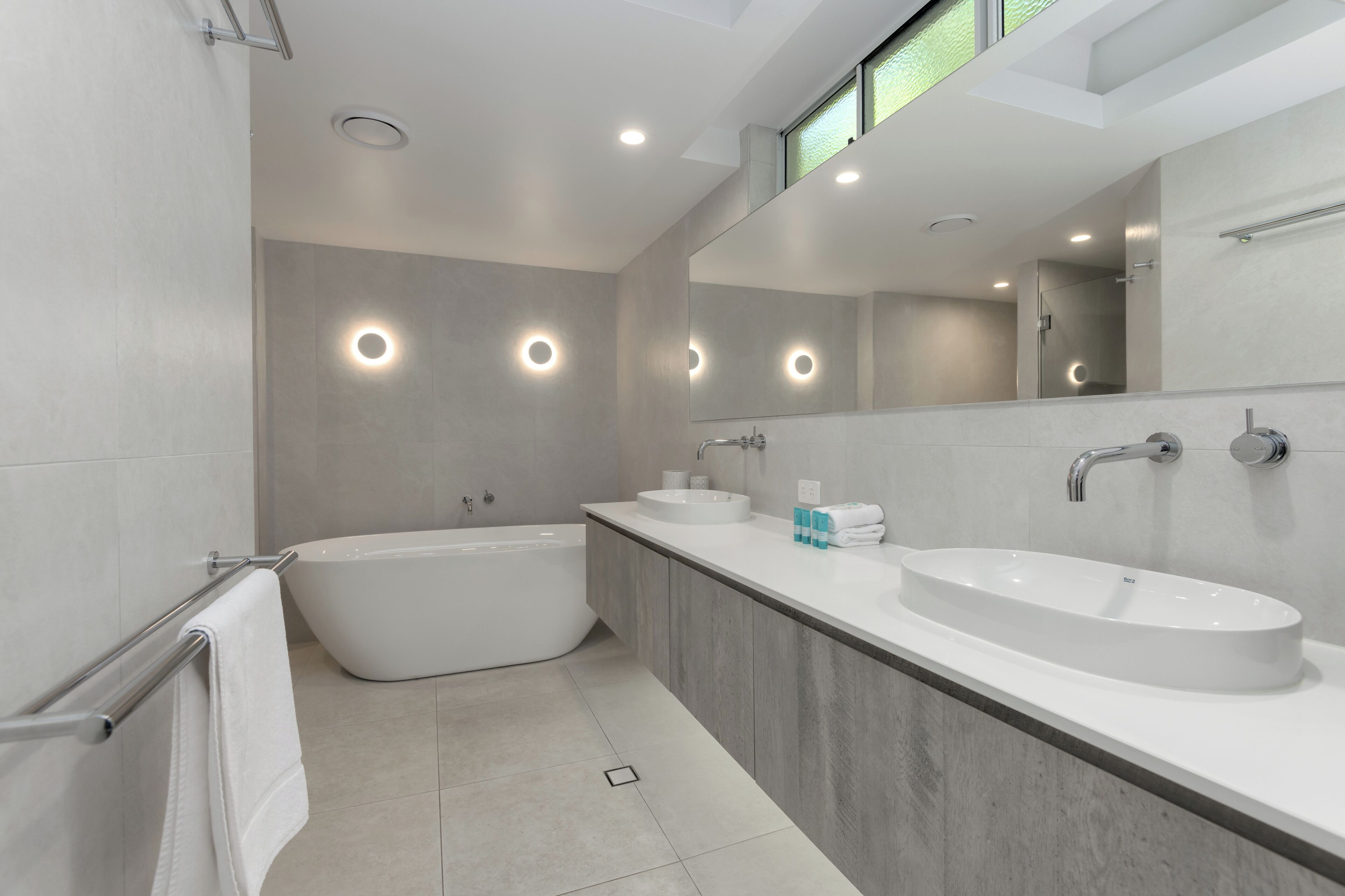 separate bathtub and shower, rainfall showerhead, free toiletries