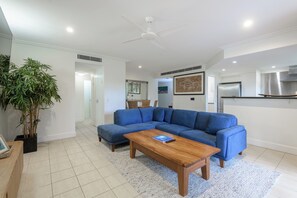 Appartement, 2 chambres | Aire de séjour | Téléviseur à écran plat, lecteur de DVD