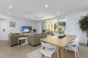 Flat-screen TV, DVD player - Mandalay Luxury Beachfront Apartments (Port Douglas)