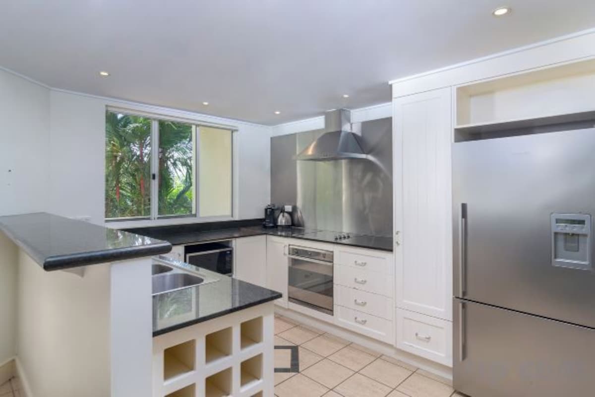 Espressomaschine, großer Kühlschrank, Mikrowelle, Herdplatte