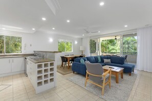 Flat-screen TV, DVD player - Mandalay Luxury Beachfront Apartments (Port Douglas)