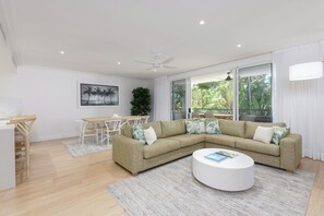 Flat-screen TV, DVD player - Mandalay Luxury Beachfront Apartments (Port Douglas)