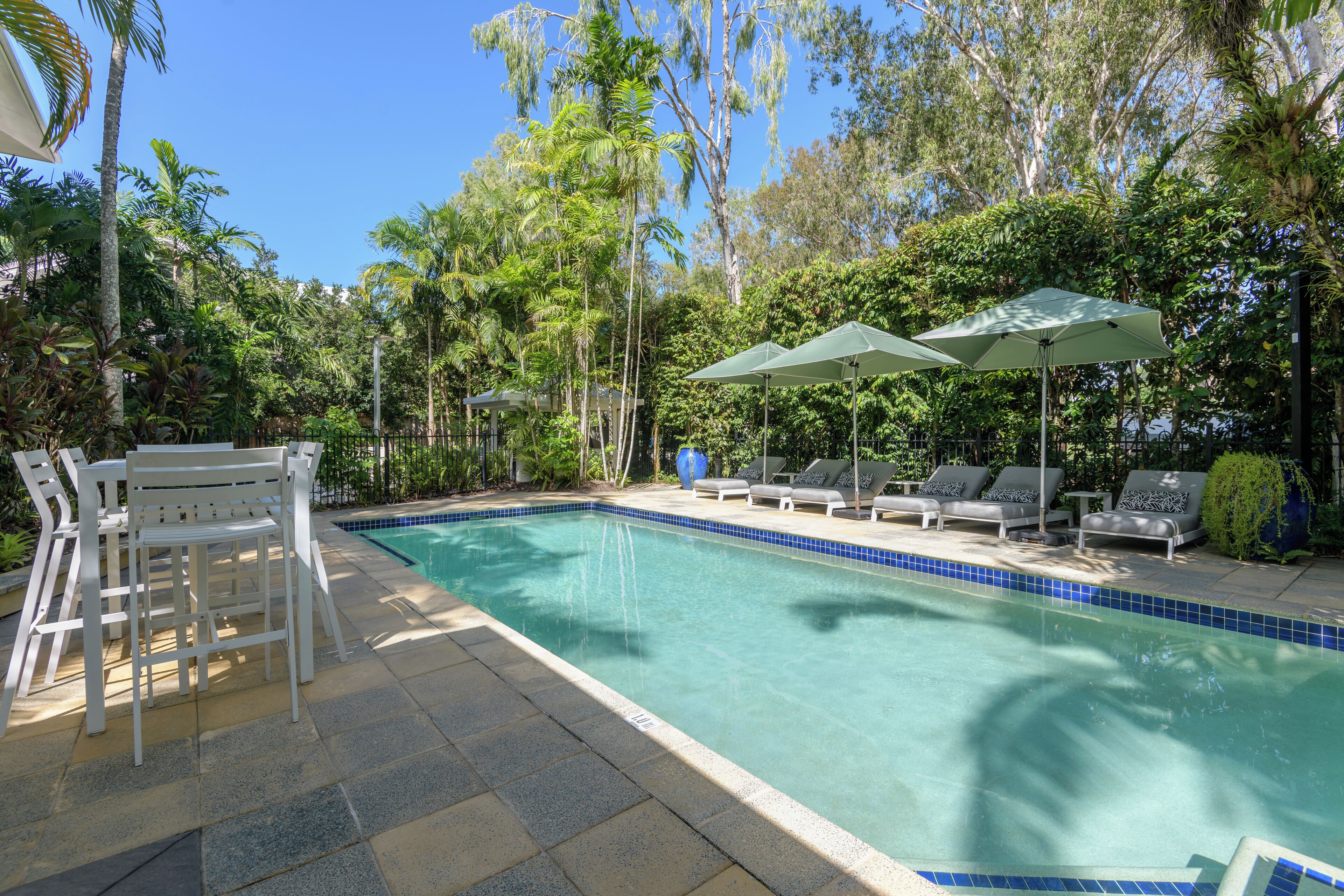 2 outdoor pools, pool loungers