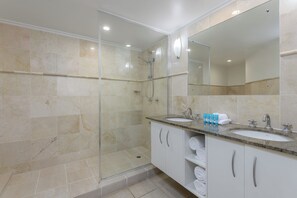 Apartamento, 3 quartos | Banheiro | Chuveiro, chuveiro com efeito de chuva, produtos de toalete grátis 
