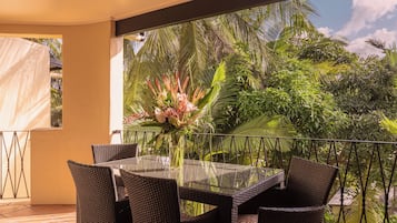 Leilighet, to soverom | Senger med overmadrass, safe på rommet, strykejern/-brett og barnesenger