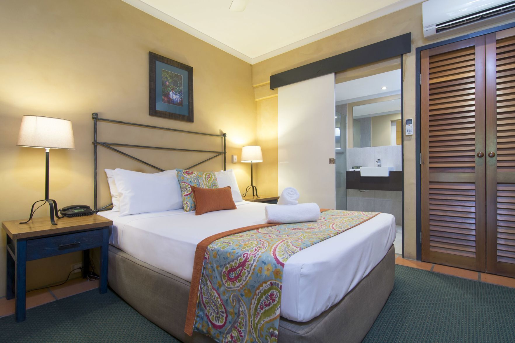 Bantalan ekstra lembut, brankas, dan setrika/meja setrika