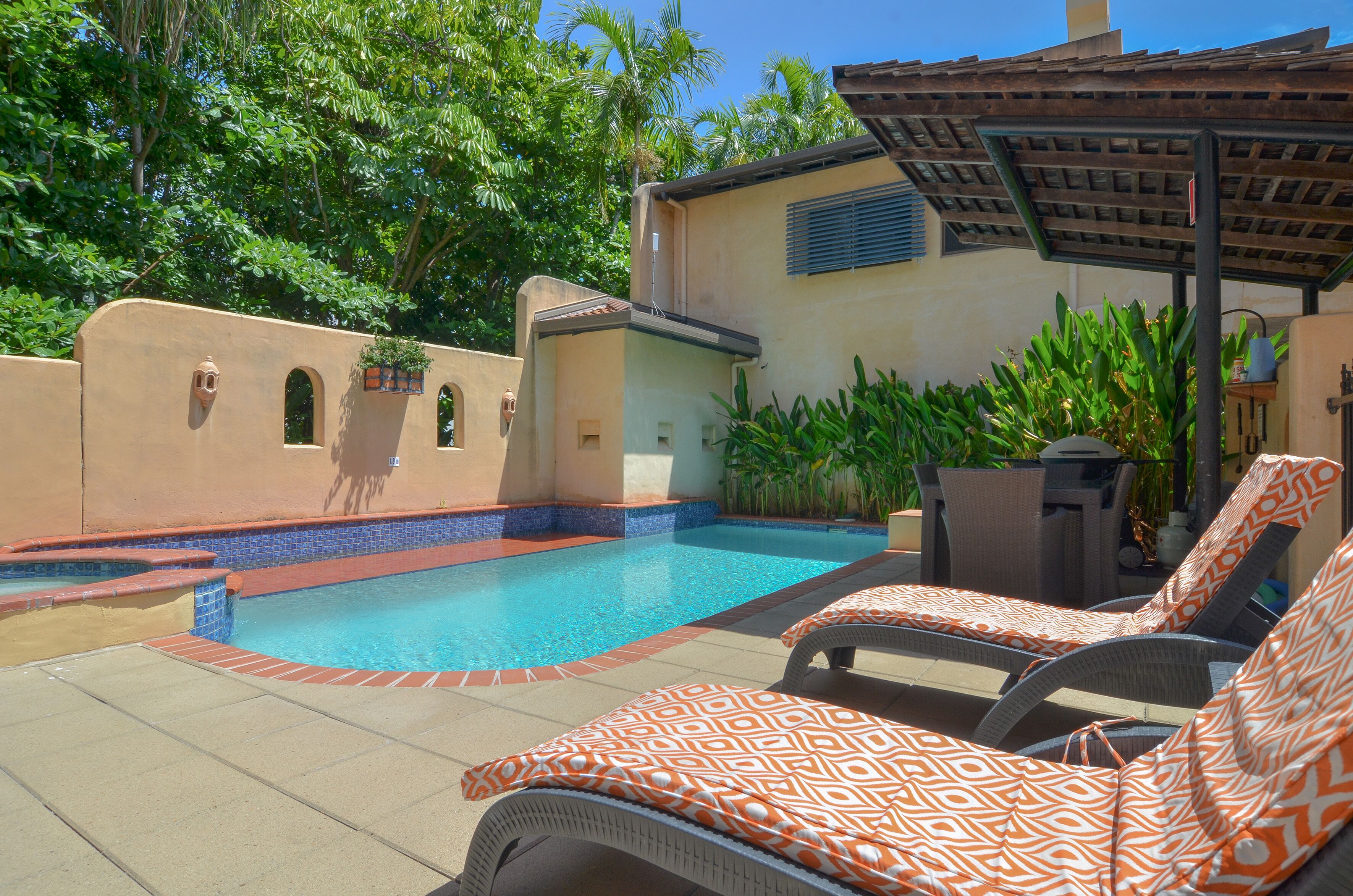 2 座室外游泳池，提供泳池遮陽傘和日光浴躺椅