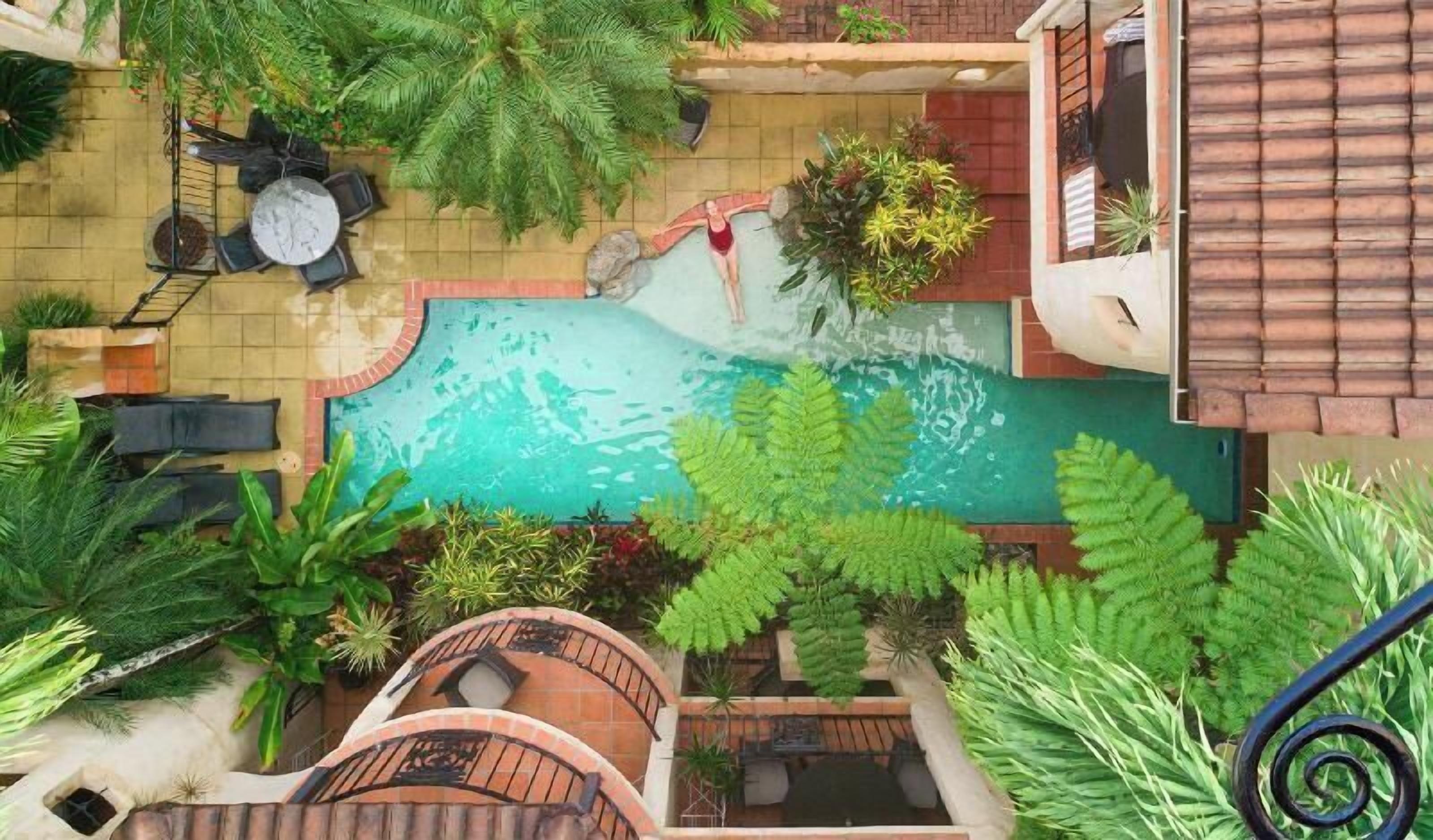 Alberca | 2 albercas al aire libre, sombrillas en la alberca y camastros 