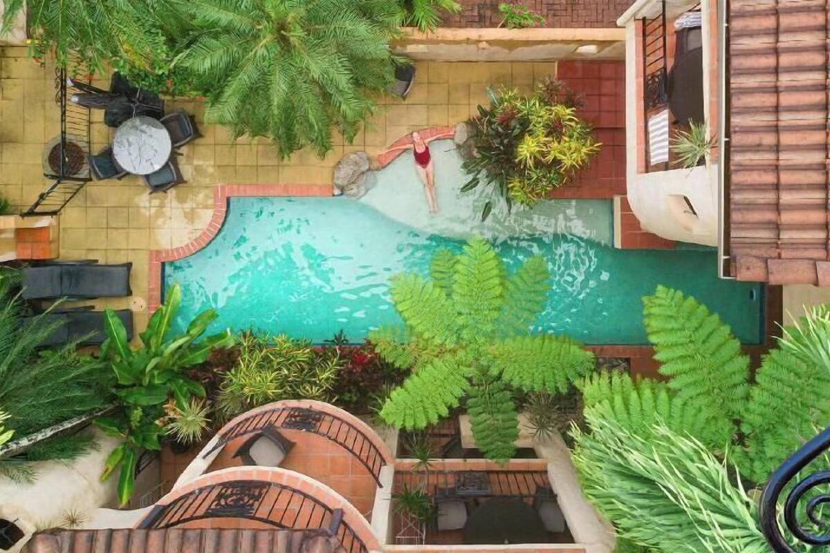 Alberca | 2 albercas al aire libre, sombrillas en la alberca y camastros