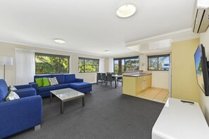 Apartment, 2 Bedrooms, with Spa Bath | Private kitchen - Flynns Beach Resort (Port Macquarie)