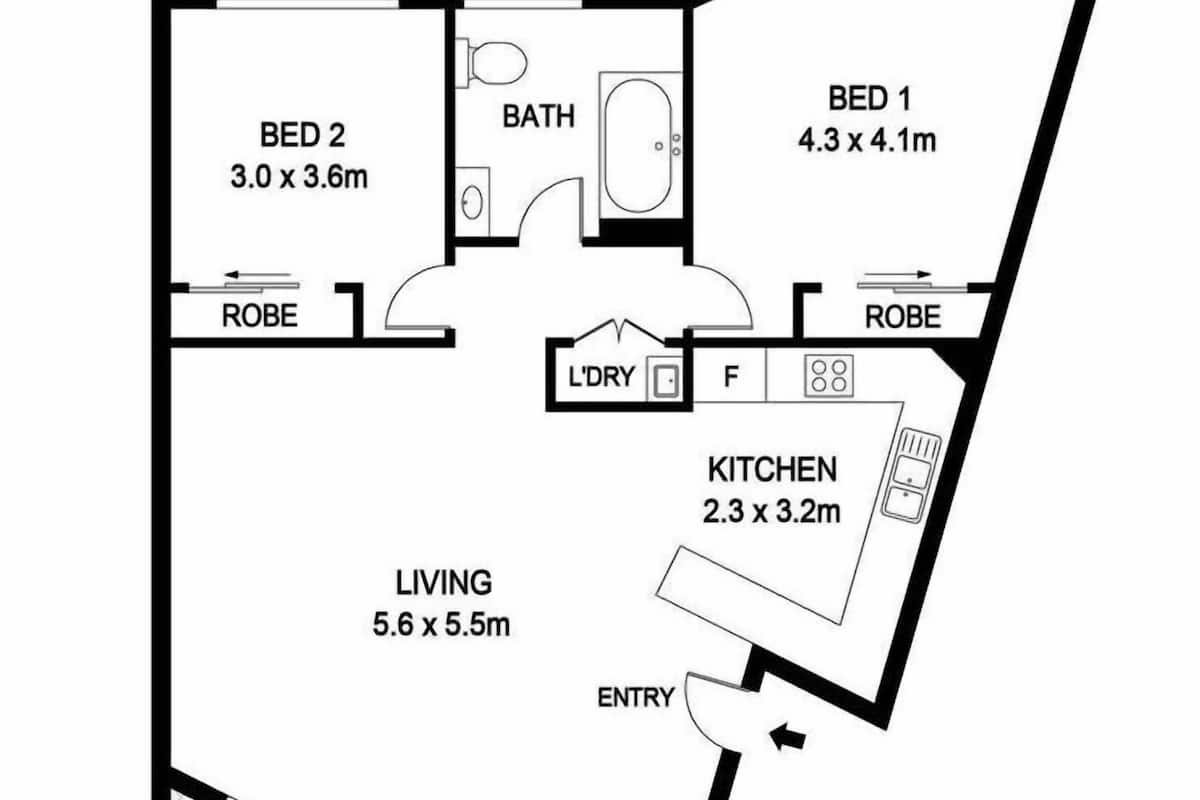 Grundriss eines Hotelzimmers mit zwei Betten, einem Badezimmer, einer Küche, einem Wohnbereich und einem Außenbereich.