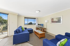 Apartamento Premier, 2 habitaciones | Zona de estar | Smart TV de 50 pulgadas con canales digitales, una televisión