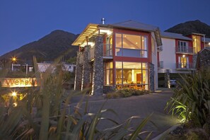 Façade de l’hébergement - soirée/nuit