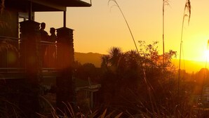 A building with a balcony overlooking a sunset. - Te Weheka Hotel Fox Glacier  (Fox Glacier)
