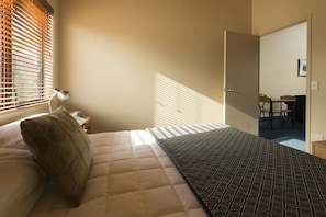 1 Schlafzimmer, hochwertige Bettwaren, Verdunkelungsvorhänge