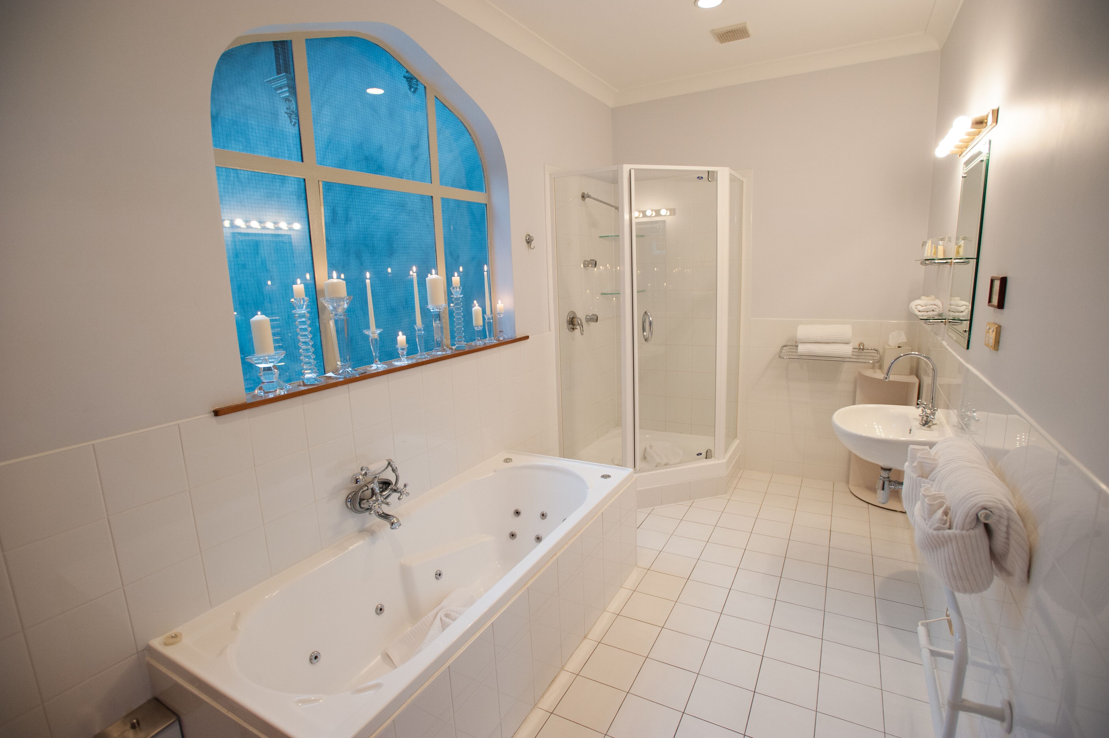 superior double room, 1 king bed, jetted tub | bathroom | separate bathtub and shower, jetted bath, hydromassage showerhead