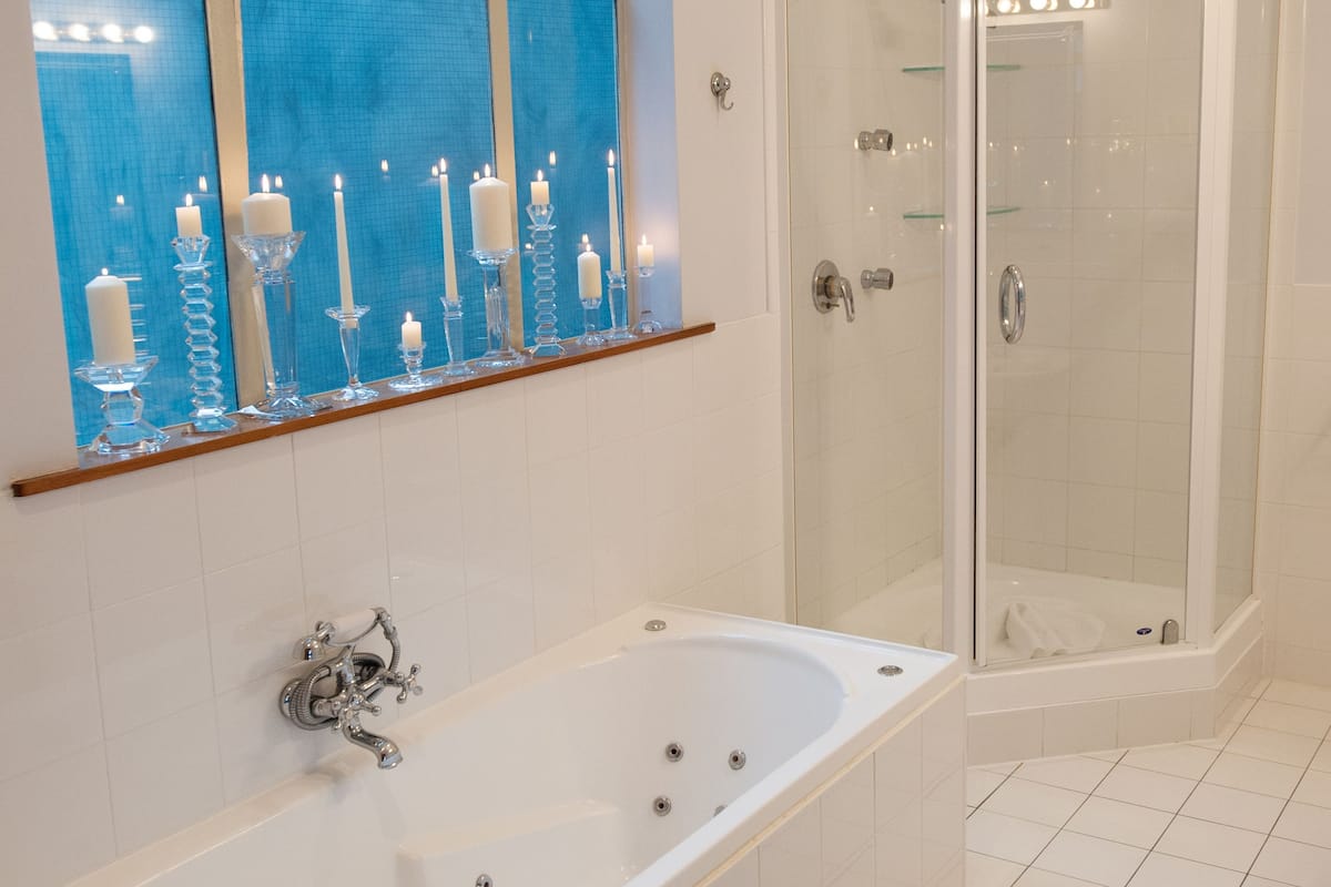 separate bathtub and shower, jetted bath, hydromassage showerhead