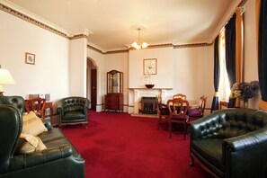Living area - The County Hotel (Napier)