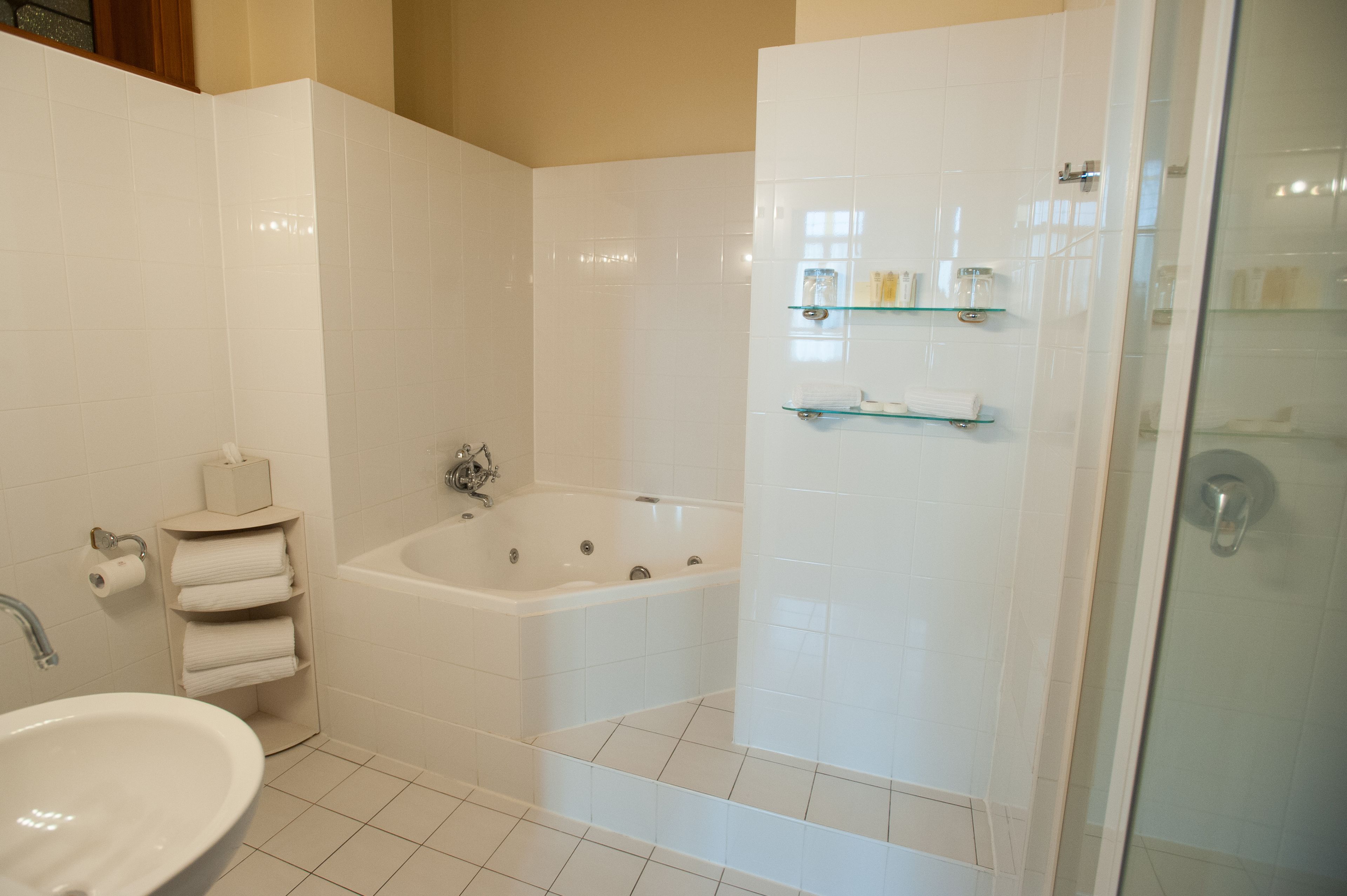 superior double room, 1 king bed, jetted tub | deep-soaking bathtub