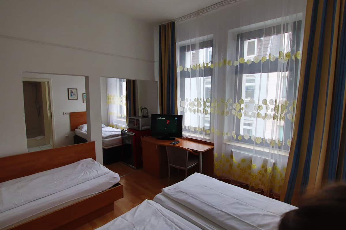 Familienzimmer | Schreibtisch, laptopgeeigneter Arbeitsplatz, Verdunkelungsvorhänge