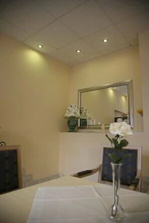 朝食 (ビュッフェ)、毎日提供 (1 名様 10 EUR)