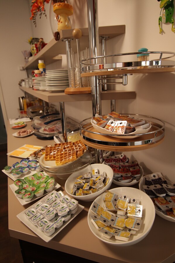 朝食 (ビュッフェ)、毎日提供 (1 名様 10 EUR)