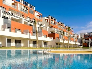 Departamento, 2 habitaciones | Alberca al aire libre