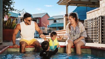 Una piscina al aire libre, tumbonas
